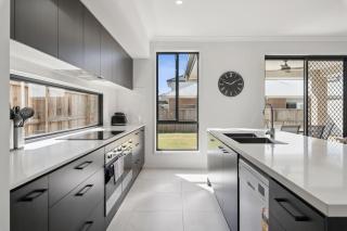 Spacious 6BR Home Near Beach in Victoria Point - 3