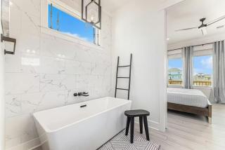 Beachfront Retreat - 4BR with Ocean Views and Parking - 3
