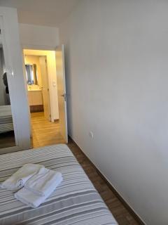 1 Bed Flat - Sleeps 2 - Parking - Wifi - 6