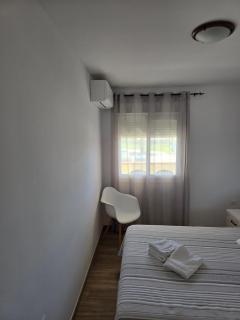 1 Bed Flat - Sleeps 2 - Parking - Wifi - 8