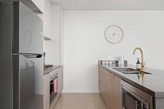 Oceanfront Luxury 2BR with Balcony and Views - 7