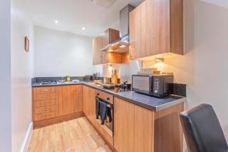 Modern 1-Bed Apt with Balcony, Family Friendly, Free Parking & WiFi, Sleeps 3 - 1