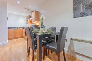 Elegant 1-Bedroom Flat with Balcony, Complimentary Parking, High-Speed WiFi, Ideal for Families and Groups - 7