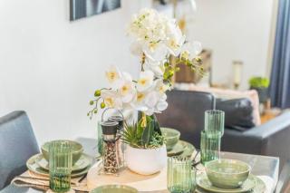 Elegant 1-Bedroom Flat with Balcony, Complimentary Parking, High-Speed WiFi, Ideal for Families and Groups - 1