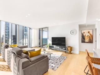 Luxe Broadbeach Escape 4BR with Ocean Views and Pool - 9