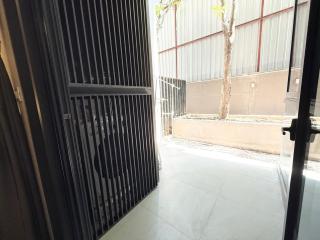 BTS Thong Lor Downtown Low-rise Large Studio #Private Courtyard Super Large Pool - 7