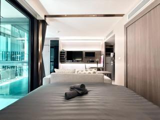 BTS Thong Lor Downtown Low-rise Large Studio #Private Courtyard Super Large Pool - 2