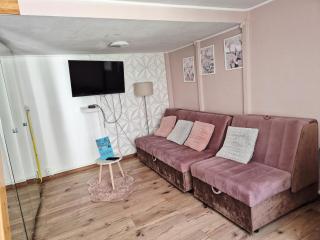 2 separate bedrooms and living room fully equipped with AC - 9