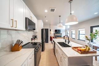 Stylish Townhome Walkable Garage - 8