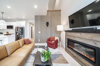 Stylish Townhome Walkable Garage - 3