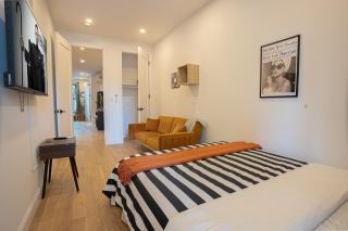 Modern 2BR plus Basement Brooklyn Stay and Backyard - 4