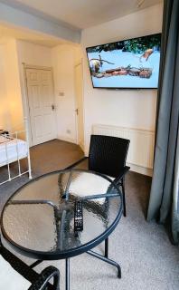 Spacious Ensuite Room with Charming Bay Window - Sheffield - 8