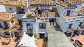 House with 3 ensuite bedrooms and a private pool - 8
