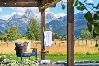 Huge Chalet Theater Hot Tub Gym - 1
