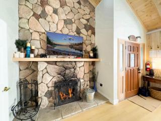 Acorn Cottage - Super cute cozy cabin in a great within walking distance to The Village - 2