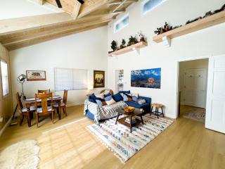 Acorn Cottage - Super cute cozy cabin in a great within walking distance to The Village - Big Bear Lake - 1