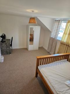 Very Large King bedroom- Dartford Central - Dartford - 9