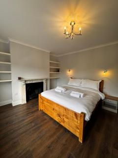 Gorgeous Buxton Park Apartment - 7