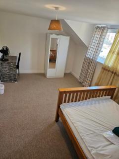 Very Large King bedroom- Dartford Central - Dartford - 8