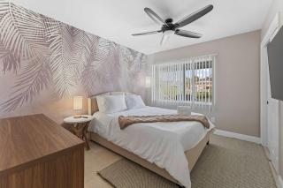 Waterfront Oasis Canal Views Boat Access Sleeps 10 - 8