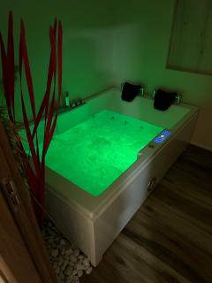 Luxury Jacuzzi Apartment City View Free Parking - Skopje - 9