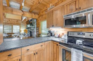 Cozy Retreat with Deck and Sapphire Resort Access! - 3