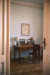 Old Town Antique Park View Apartment - 7