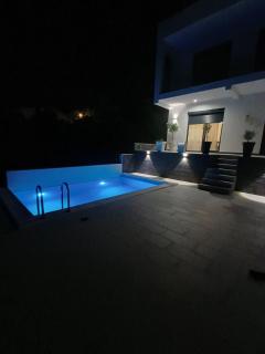 Utjeha Hills with Pool - Bar - 8