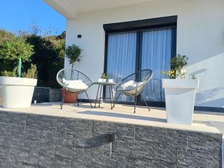 Utjeha Hills with Pool - Bar - 9