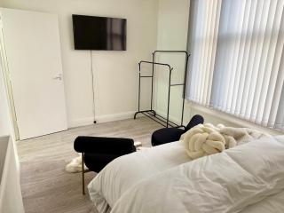 The Edgbaston Retreat-2 Bedroom Apartment With Netflix Streaming and Free Parking In Heart of Birmingham City Centre-Edgbaston - Birmingham - 6