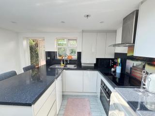 2 Bed-Sleeps 5-Free Parking-Pet Friendly - High Wycombe - 5