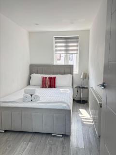 2 Bed-Sleeps 5-Free Parking-Pet Friendly - High Wycombe - 4