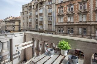 Central - Balcony - Large Home - 7