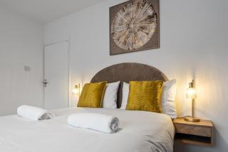 City Nest Service Accommodation HEATHROW Beautiful Spacious Home 5 min drive to Heathrow Airport Great transport links to Central London FREE PARKING! - West Drayton - 6