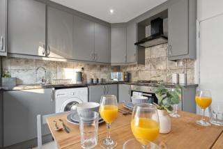 City Nest Service Accommodation HEATHROW Beautiful Spacious Home 5 min drive to Heathrow Airport Great transport links to Central London FREE PARKING! - 4