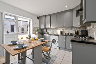City Nest Service Accommodation HEATHROW Beautiful Spacious Home 5 min drive to Heathrow Airport Great transport links to Central London FREE PARKING! - West Drayton - 7