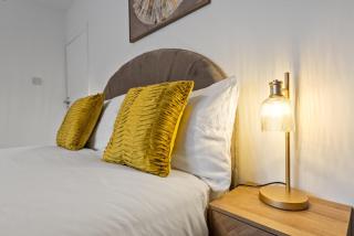 City Nest Service Accommodation HEATHROW Beautiful Spacious Home 5 min drive to Heathrow Airport Great transport links to Central London FREE PARKING! - 3