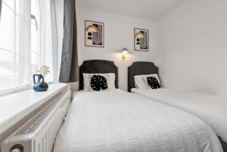 City Nest Service Accommodation HEATHROW Beautiful Spacious Home 5 min drive to Heathrow Airport Great transport links to Central London FREE PARKING! - West Drayton - 2