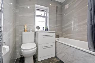 City Nest Service Accommodation HEATHROW Beautiful Spacious Home 5 min drive to Heathrow Airport Great transport links to Central London FREE PARKING! - West Drayton - 1