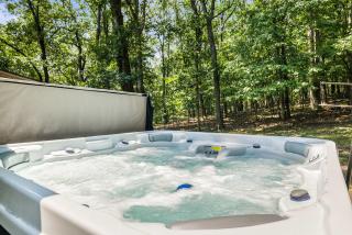 Cozy Retreat - Sauna Hot Tub & Game Room in VA - 8