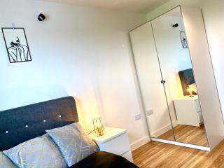 High-rise 2bed with balcony and water view - Manchester - 9