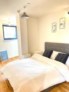 High-rise 2bed with balcony and water view - Manchester - 3