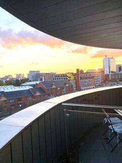 High-rise 2bed with balcony and water view - Manchester - 2