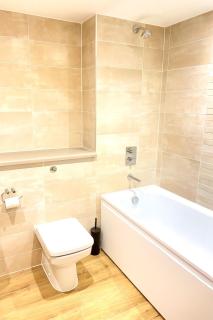 High-rise 2bed with balcony and water view - Manchester - 1