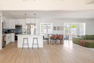 The Lavish Downtown Oasis - 7