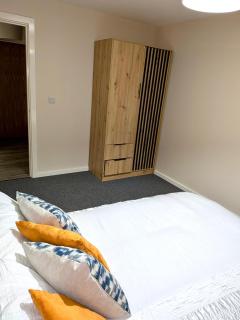 Urban Two Bed with Juliet Balcony and Free Secure Parking - Manchester - 8