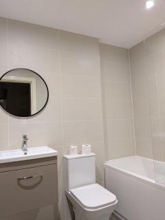 Urban Two Bed with Juliet Balcony and Free Secure Parking - Manchester - 4