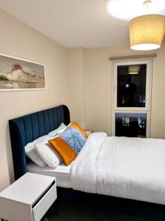 Urban Two Bed with Juliet Balcony and Free Secure Parking - Manchester - 3