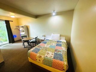 Ground Level Lakeview Room with 1 Double bed suite - Lake City - 0