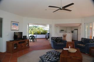 Beaches No 6 - Beachfront Views - South Mission Beach - 7